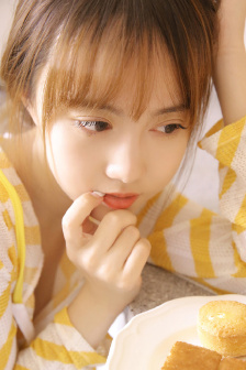 美女脱内衣